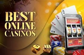 Layar dalam permainan Mesin Arcade dengan tampilan skor dan informasi kredit